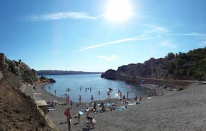 In Strandnähe, schwarzer Sandstrand