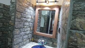 Douche, sèche-cheveux, serviettes fournies, savon