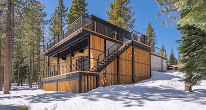 VIP Modern Spacious Home HotTub Views A+ Amenities