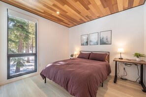 4 chambres, bureau, fer et planche à repasser, lit de bébé portatif