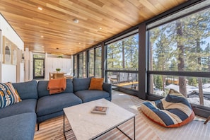 Una Smart TV, una chimenea, un reproductor estéreo, una oficina