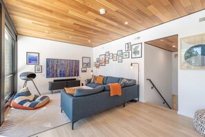TV connectée, cheminée, chaîne hi-fi, espaces bureaux