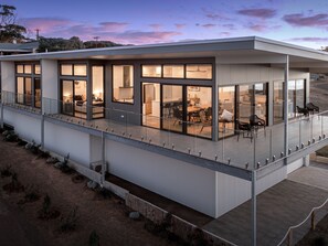 Outdoor dining - Cove Landing Marina Apartment 01 The SS Karatta Sleeps 4 (Penneshaw)