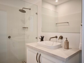 Douche, sèche-cheveux, serviettes fournies