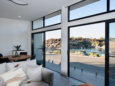 Cove Landing Ocean View Apt-02 James Comrie Sleeps 4