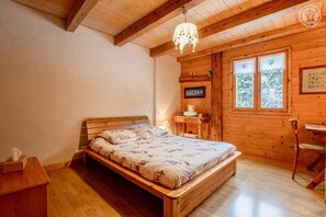 5 slaapkamers, een strijkplank/strijkijzer, reisbedje, gratis wifi