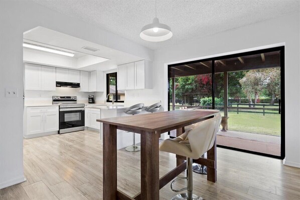 Fridge, microwave, oven, stovetop - Riders' Haven: Equestrian Escape (Loxahatchee)