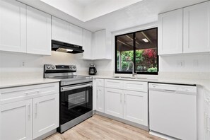 Fridge, microwave, oven, stovetop - Riders' Haven: Equestrian Escape (Loxahatchee)