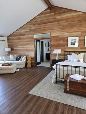 4 habitaciones, escritorio, tabla de planchar con plancha y wifi