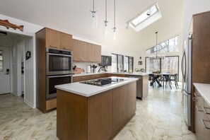Fridge, microwave, oven, stovetop - Mountain view with nearby waterfall and hiking - 10 min to Brevard (Pisgah Forest)