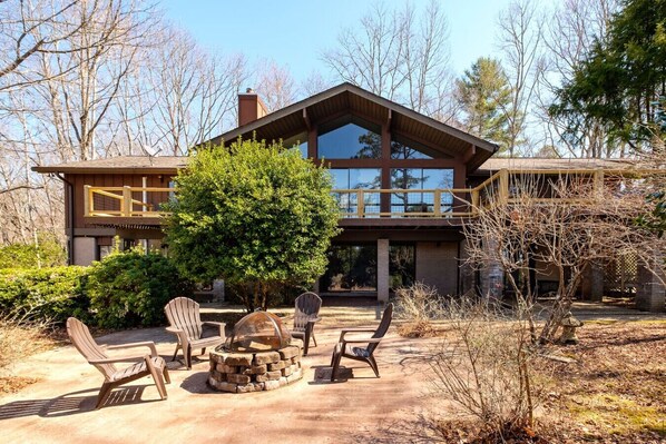 Terrace/patio - Mountain view with nearby waterfall and hiking - 10 min to Brevard (Pisgah Forest)