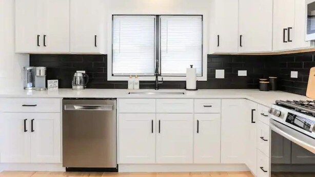 Coffee/tea maker, fridge, microwave, oven - Lofty Urban Retreat (Bridgeview)