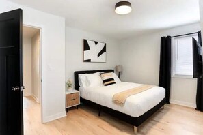 4 Schlafzimmer, Schreibtisch, Bügeleisen/Bügelbrett, Reisekinderbett