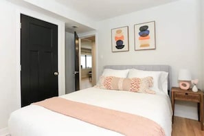 4 bedrooms, desk, iron/ironing board, travel cot - Lofty Urban Retreat (Bridgeview)