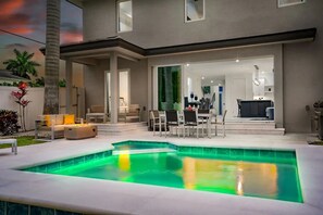 Pool - Close2Beach - Sleeps 11- Pool - Firepit - Bikes - Patio

 (Naples)