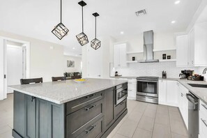 Private kitchen - Close2Beach - Sleeps 11- Pool - Firepit - Bikes - Patio

 (Naples)