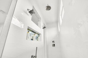 Hair dryer, towels, soap, toilet paper - Close2Beach - Sleeps 11- Pool - Firepit - Bikes - Patio

 (Naples)