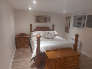 1 bedroom, WiFi, bed sheets - Comfortable apartment, half basement and 3 min walk from Concorde metro station  (Laval)