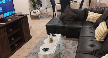 Comfortable apartment, half basement and 3 min walk from Concorde metro station