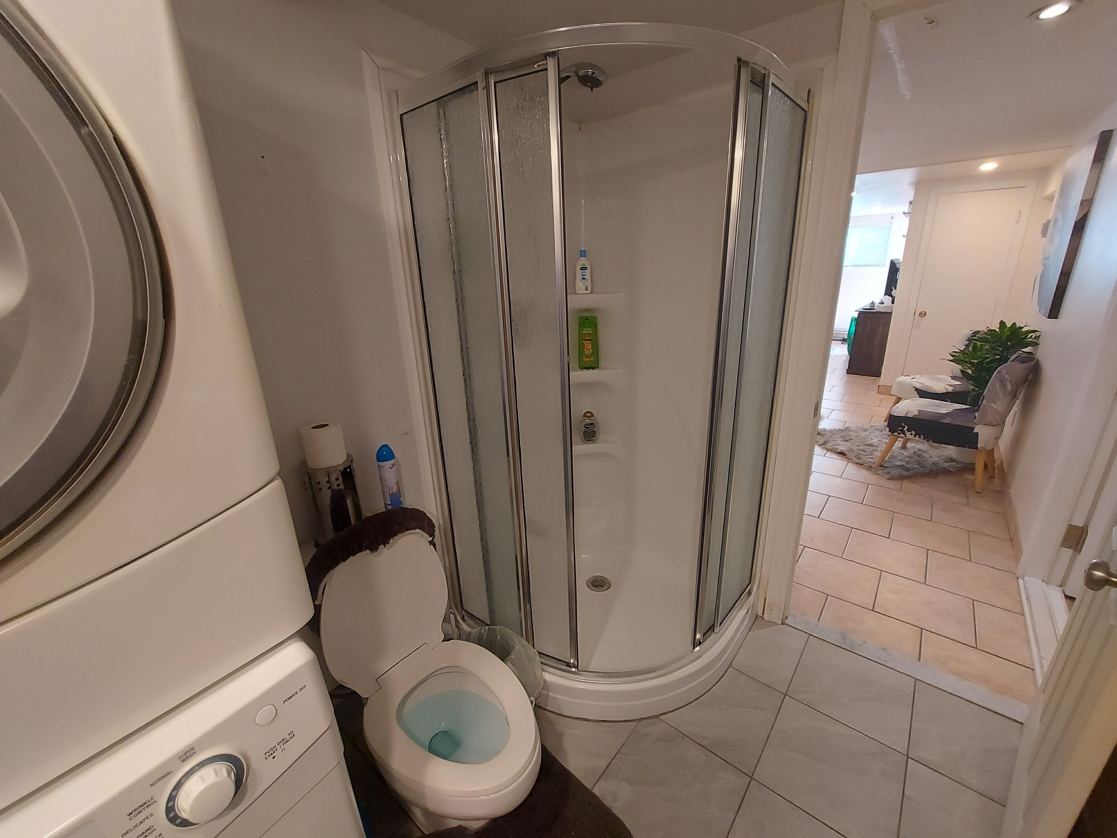 Sèche-cheveux, serviettes fournies, savon, papier toilette