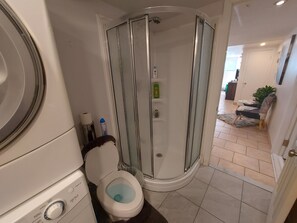 Séchoir à cheveux, serviettes fournies, savon, papier de toilette