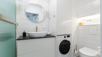 Deluxe Apartment | Bathroom