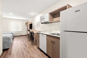 Full-sized fridge, microwave, dining tables - Woodspring Suites Savannah West Chatham Parkway (Savannah)