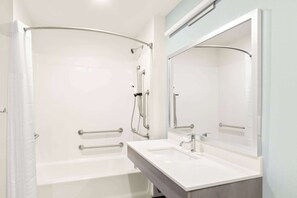 Combined shower/bathtub - Woodspring Suites Savannah West Chatham Parkway (Savannah)