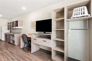 Desk, laptop workspace, free WiFi, bed sheets - Woodspring Suites Savannah West Chatham Parkway (Savannah)