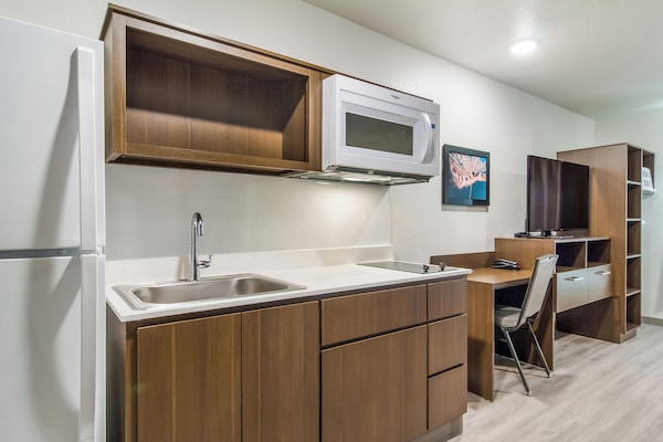 Full-size fridge, microwave, stovetop