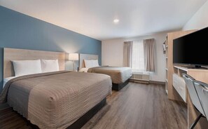 Pillow-top beds, individually decorated, individually furnished, desk - WoodSpring Suites Winston-Salem near Hanes Mall (Winston-Salem)