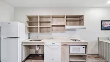 Full-size fridge, microwave, stovetop