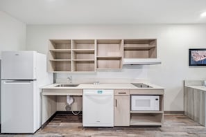 Full-sized fridge, microwave, stovetop