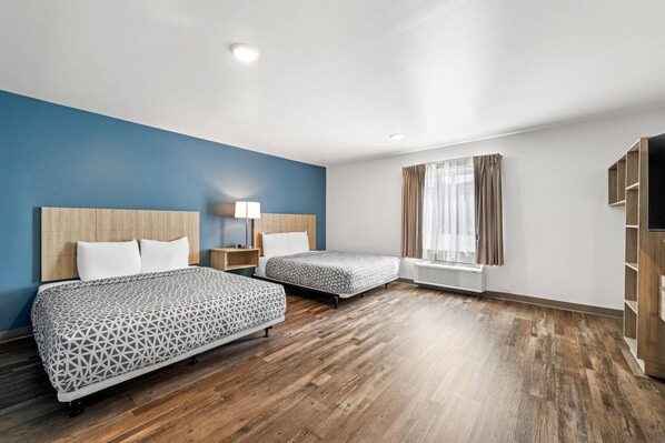 Economy-Zimmer, 2 Queen-Betten, Nichtraucher (Efficiency) | 1 Schlafzimmer, Pillowtop-Betten, individuell dekoriert