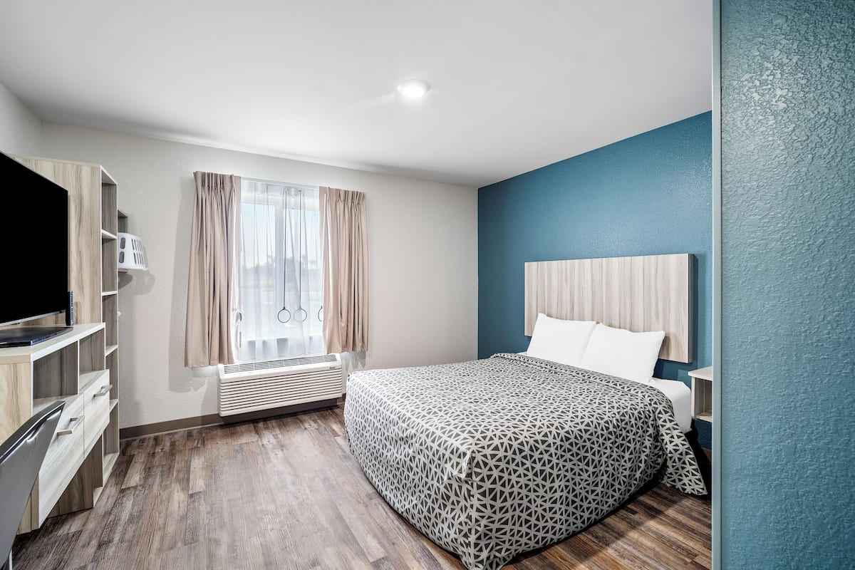1 bedroom, pillowtop beds, individually decorated