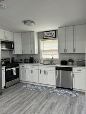 Fridge, microwave, oven, stovetop - S.V. Hideaway on the Hill (Birmingham)