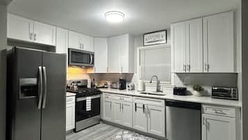 Køleskab, mikrobølgeovn, ovn, kogeplade