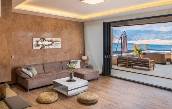 Smart TV, fireplace, table tennis, stereo