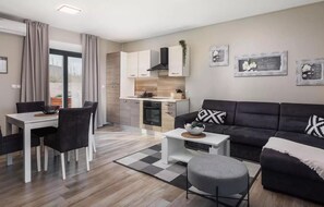 Smart-TV, Kamin, Tischtennisplatte, Stereoanlage