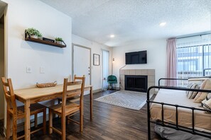 1 dormitorio, tabla de planchar con plancha, wifi y ropa de cama