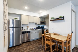 Private kitchen - Family Oasis: Med Center/NRG Retreat (Houston)