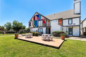 Outdoor dining - Family Oasis: Med Center/NRG Retreat (Houston)