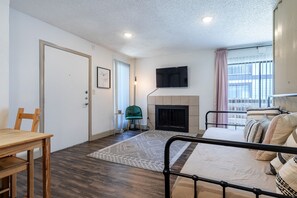 1 dormitorio, tabla de planchar con plancha, wifi y ropa de cama
