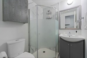 Douche, sèche-cheveux, bidet, serviettes fournies
