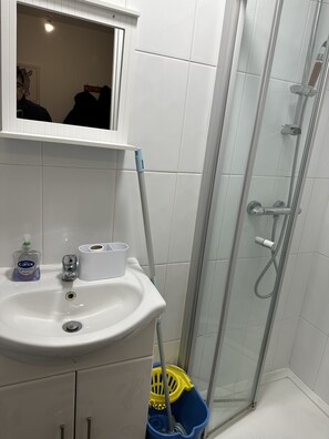 Dusche, Haartrockner, Handtücher, Seife