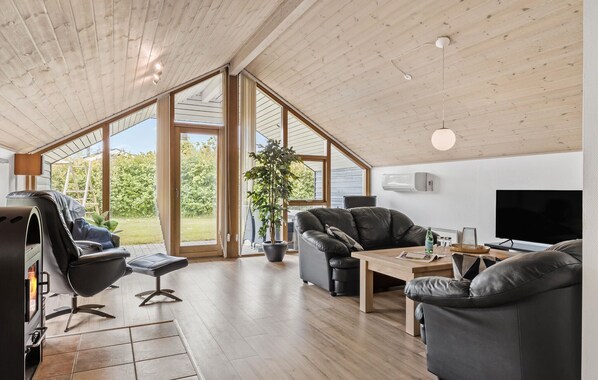 Smart TV, fireplace, stereo - Gorgeous home in Hemmet with kitchen (Hemmet)