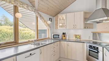 Køleskab, kogeplade, opvaskemaskine, kaffe-/temaskine