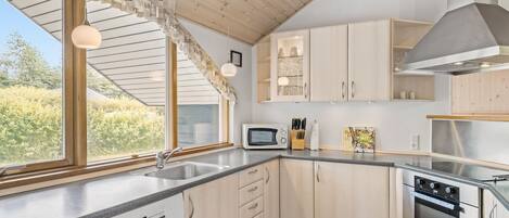 Køleskab, kogeplade, opvaskemaskine, kaffe-/temaskine