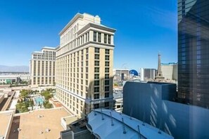 Property grounds - Vdara Suite w/ Paris, Sphere & Bellagio Views! (Paradise)
