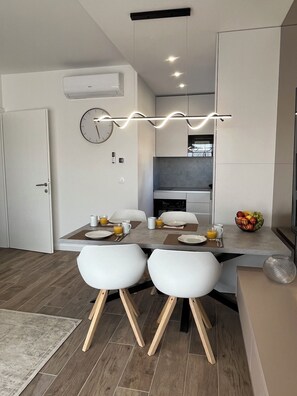 Villa Deluxe | Cucina privata | Frigorifero con congelatore, microonde, forno, piano cottura
